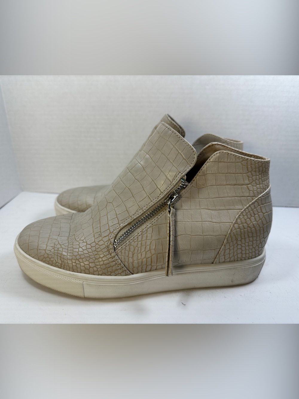 Steve Madden Women’s Beige Croc-Embossed Zip Sneaker Boot Size 8 - Picture 4 of 9
